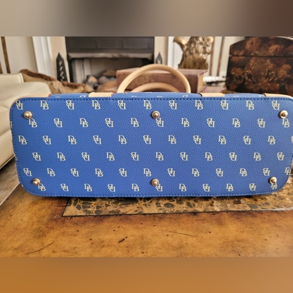 DOONEY & BOURKE SHOULDER BAG. - Picture 6 of 11